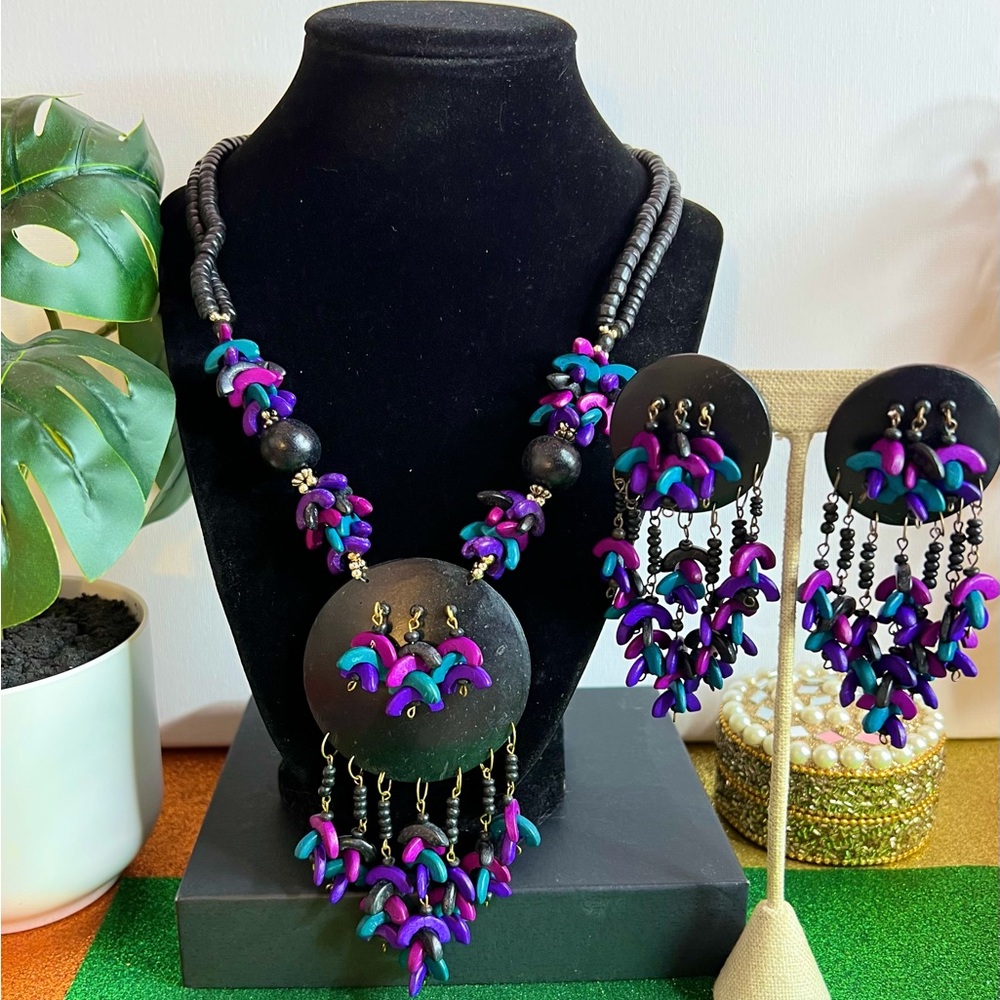Vintage 80’s Néw Old Stock Pierced Earrings and Matching Necklace